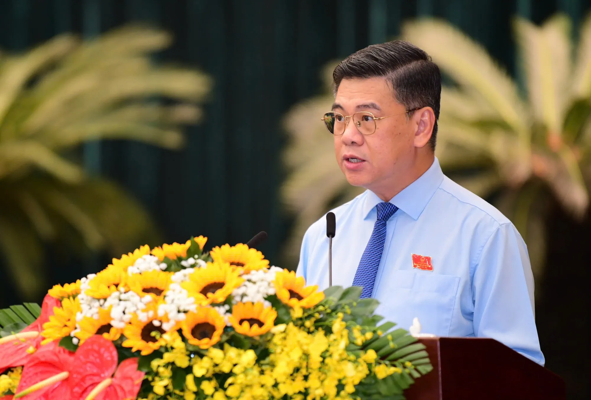h3-Thành ủy viên, Phó Chủ tịch HĐND Thành phố Nguyễn Văn Dũng điều hành thực hiện nghi thức chào cờ tại phiên bế mạc Kỳ họp thứ sáu HĐND khóa XI