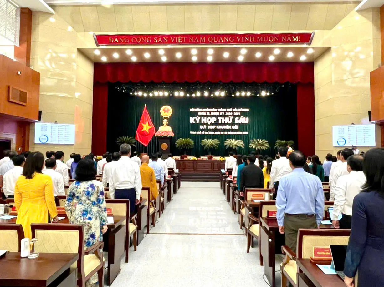 h4-Các đại biểu thực hiện nghi thức chào cờ tại phiên bế mạc kỳ họp thứ sáu HĐND khóa XI
