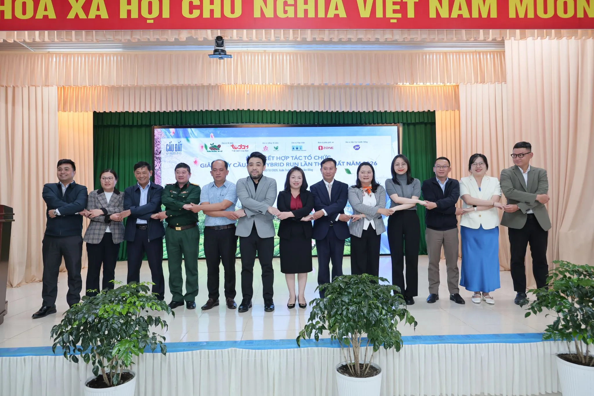 Họp báo 13