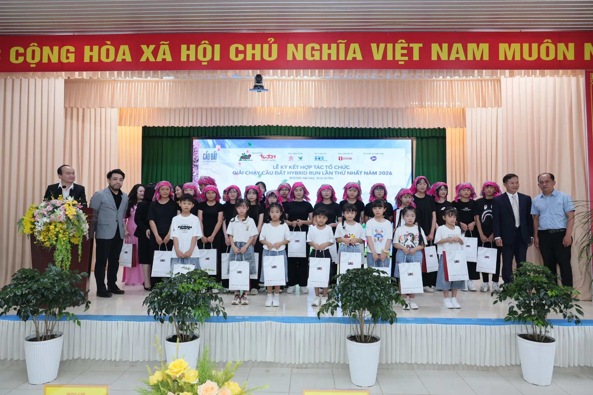 Họp báo 9