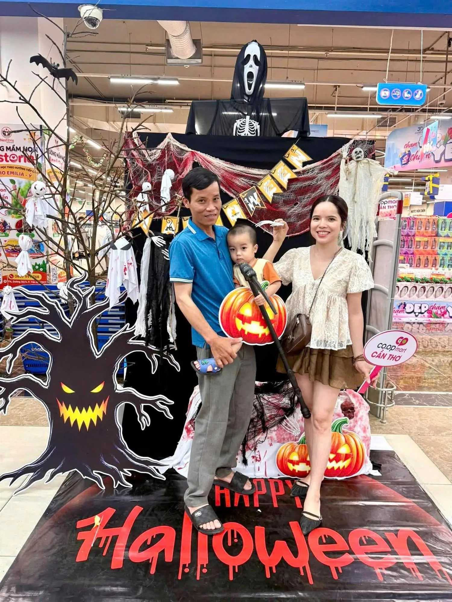 Khách hàng vui vẻ check in đón không khi hallowen tại siêu thị