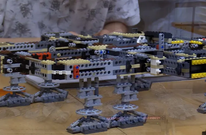 Mô hình Millennium Falcon đang lắp dở