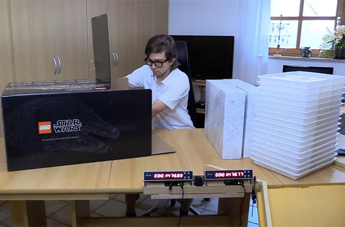 Lukas Herrscher bắt đầu mở bộ LEGO