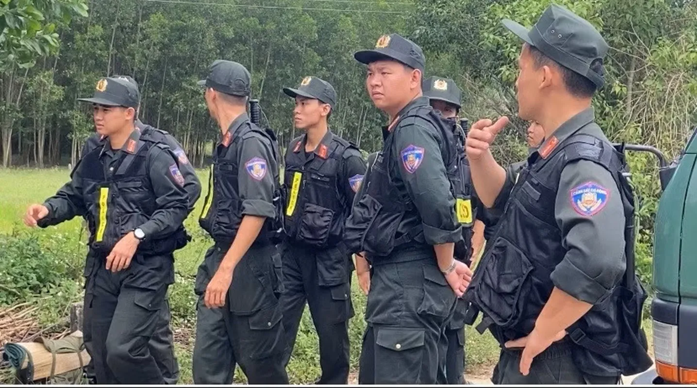 Lực lượng công an, cảnh sát cơ động đang truy tìm hai phạm nhân trốn trên núi Hòn Dữ, xã Diên Lâm, tỉnh Khánh Hòa