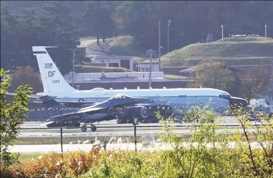 Máy bay chiến đấu F-16 và máy bay trinh sát RC-135S tại căn cứ không quân Osan ở thành phố Pyeongtaek, phía Nam thủ đô Seoul