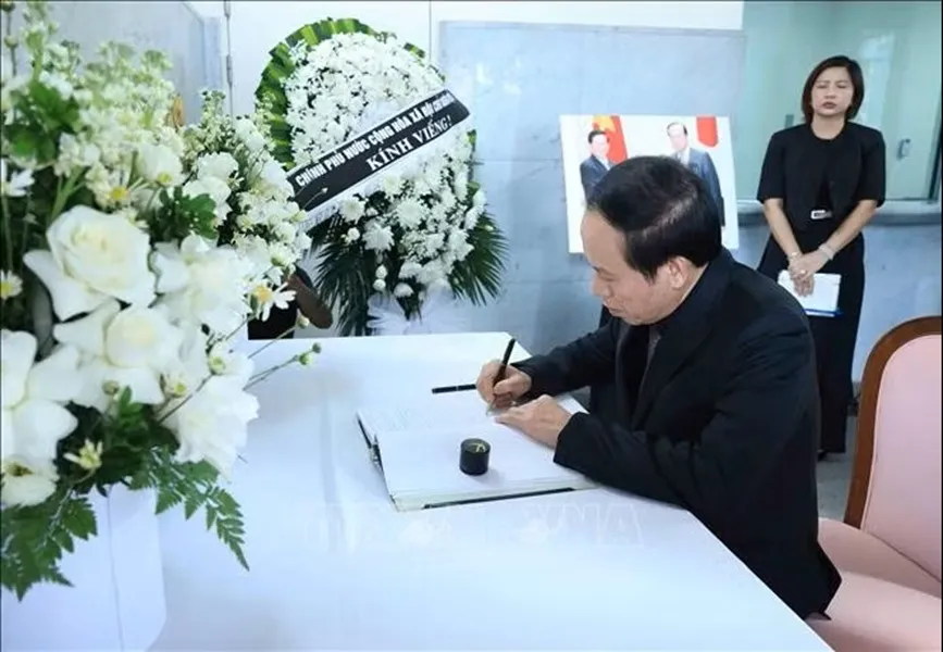potal-pho-thu-tuong-le-tien-chau-ghi-so-tang-nguyen-thu-tuong-nhat-ban-fukuda-yasuo-stand