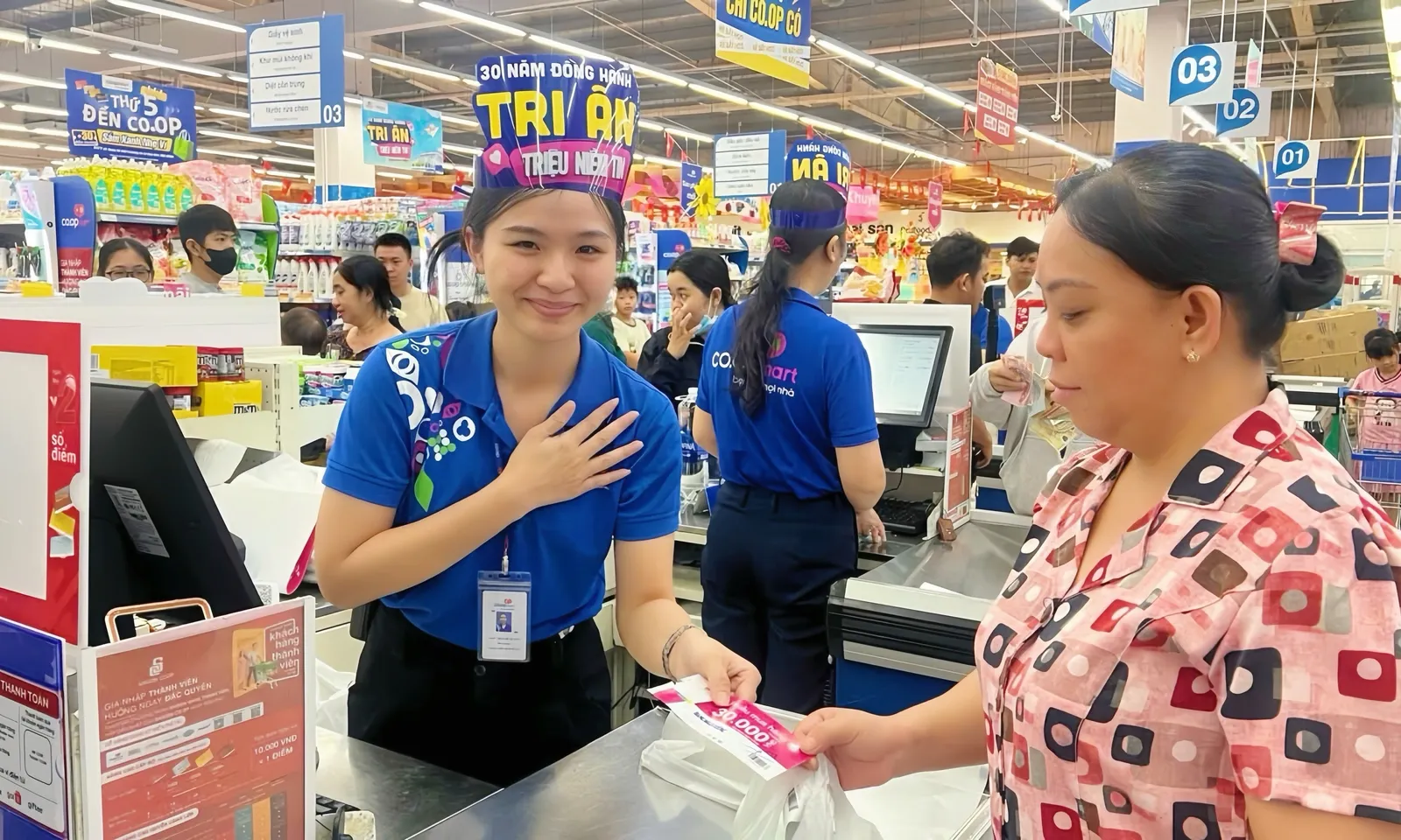 Sức mua bùng nổ, khách hàng hào hứng đến Saigon Co.op đón mùa sale tri ân