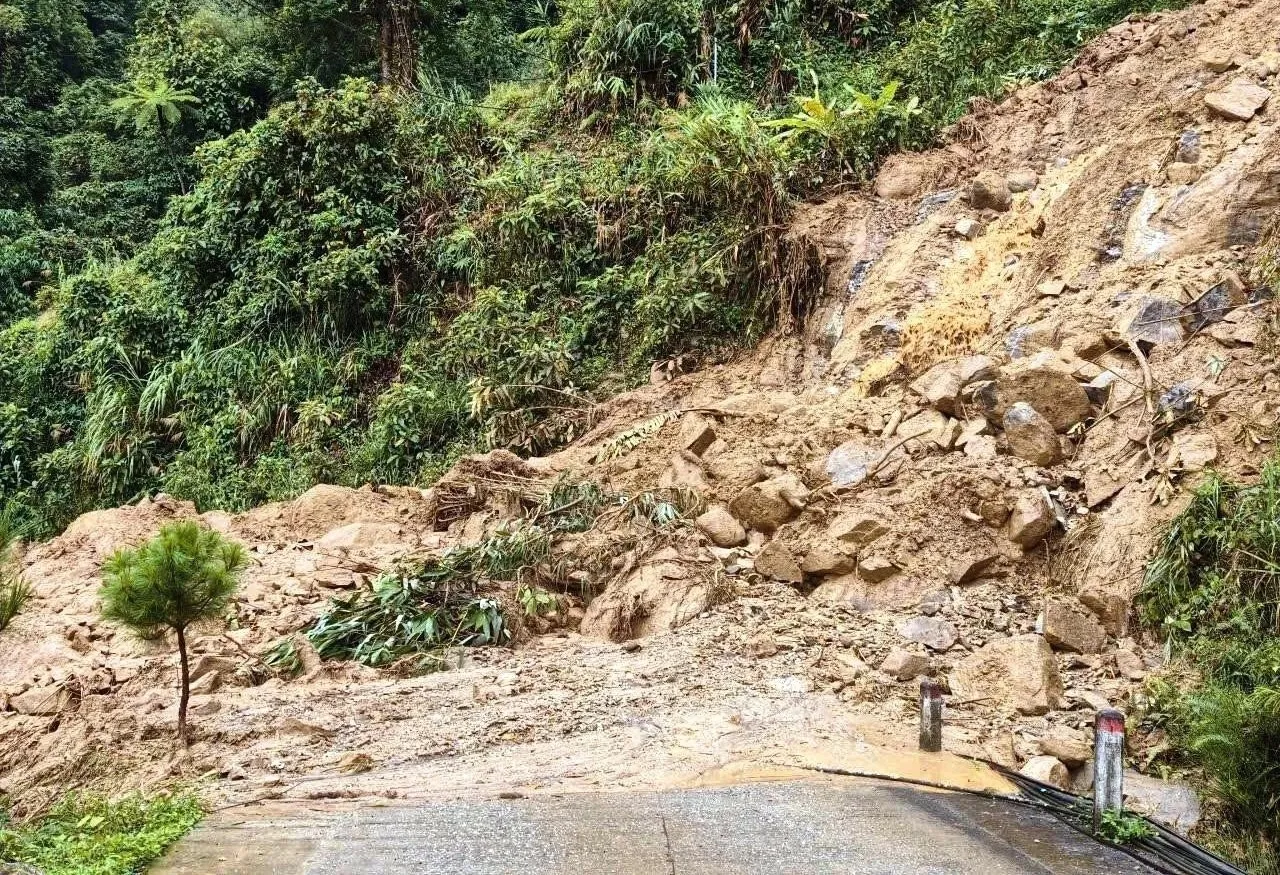 Tuyến đường ĐH7 NTM sạt lở nghiêm trọng sau mưa lớn - Ảnh: Thanh Niên