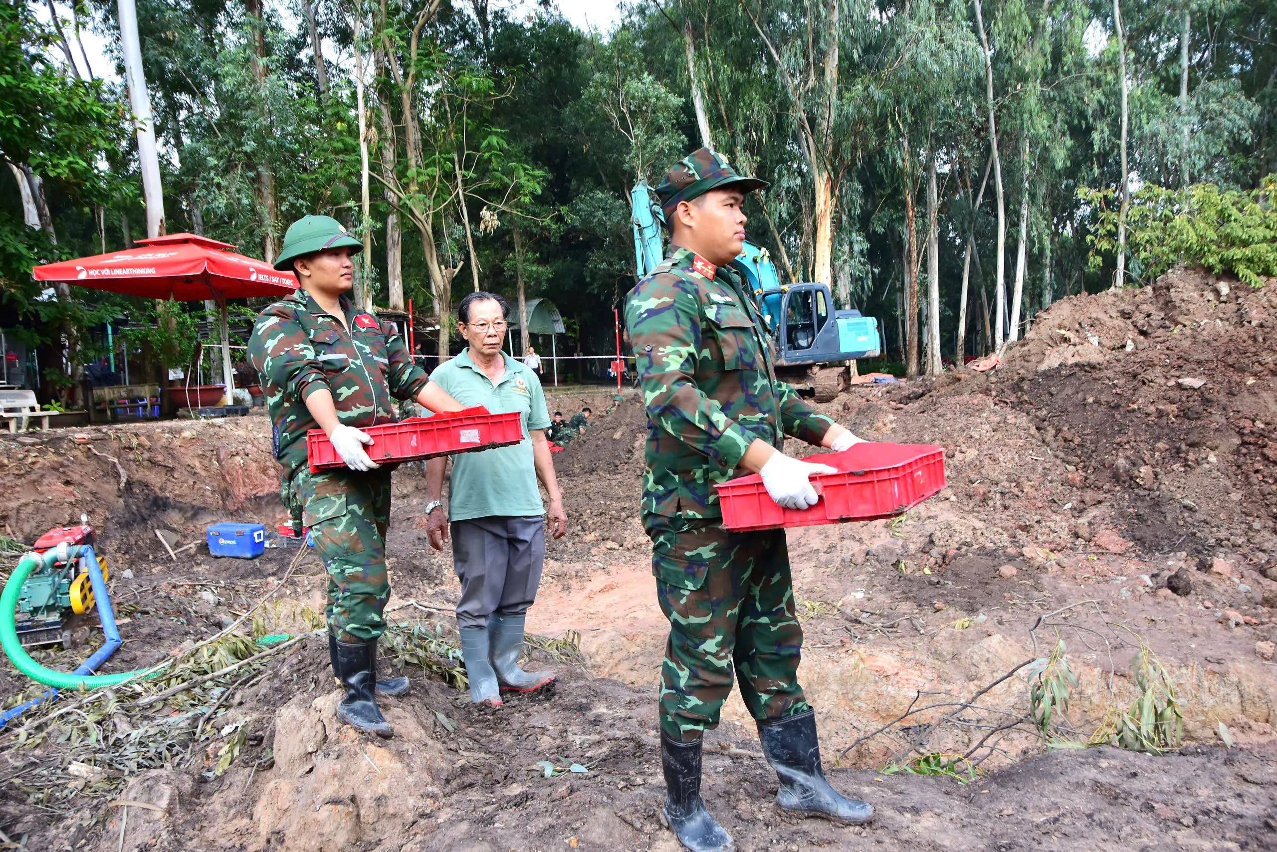 Các lực lượng tiếp tục mở rộng phạm vi tìm kiếm, quy tập hài cốt liệt sĩ tại Khu B, Công viên Lê Thị Riêng