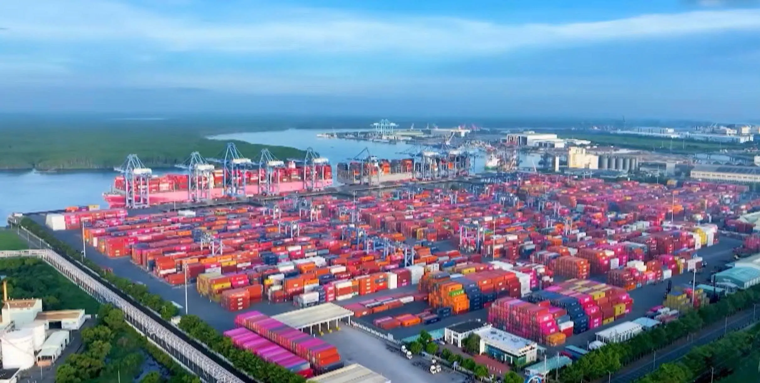 Cụm cảng Cái Mép - Thị Vải (nằm ở khu vực Tân Thành / Phú Mỹ, tỉnh Bà Rịa - Vũng Tàu, khu vực cửa sông Thị Vải)