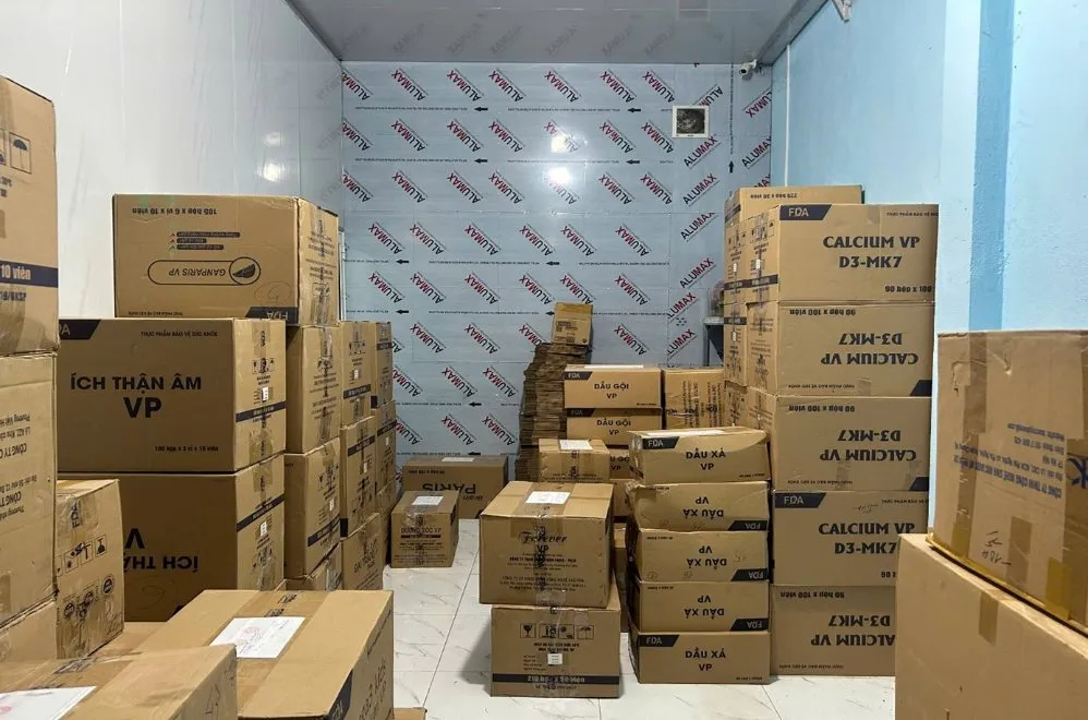 Cơ quan điều tra đã tiến hành kiểm tra, niêm phong và thu giữ 185 thùng hàng hóa - Ảnh: Công an TP. Đồng Nai
