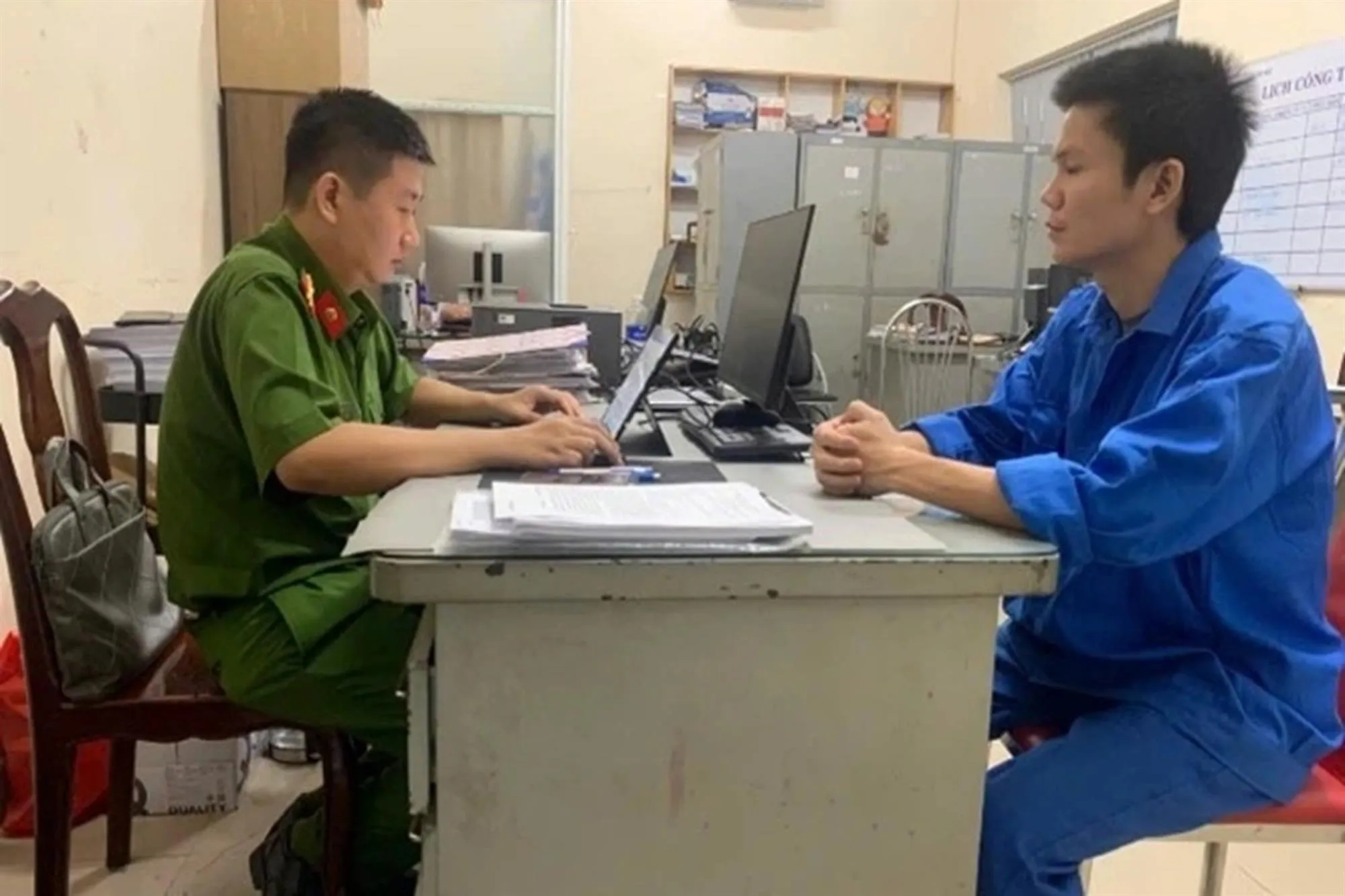 Công an làm việc với Đinh Mã Hoài Nam - Ảnh: Công an TP. Đồng Nai