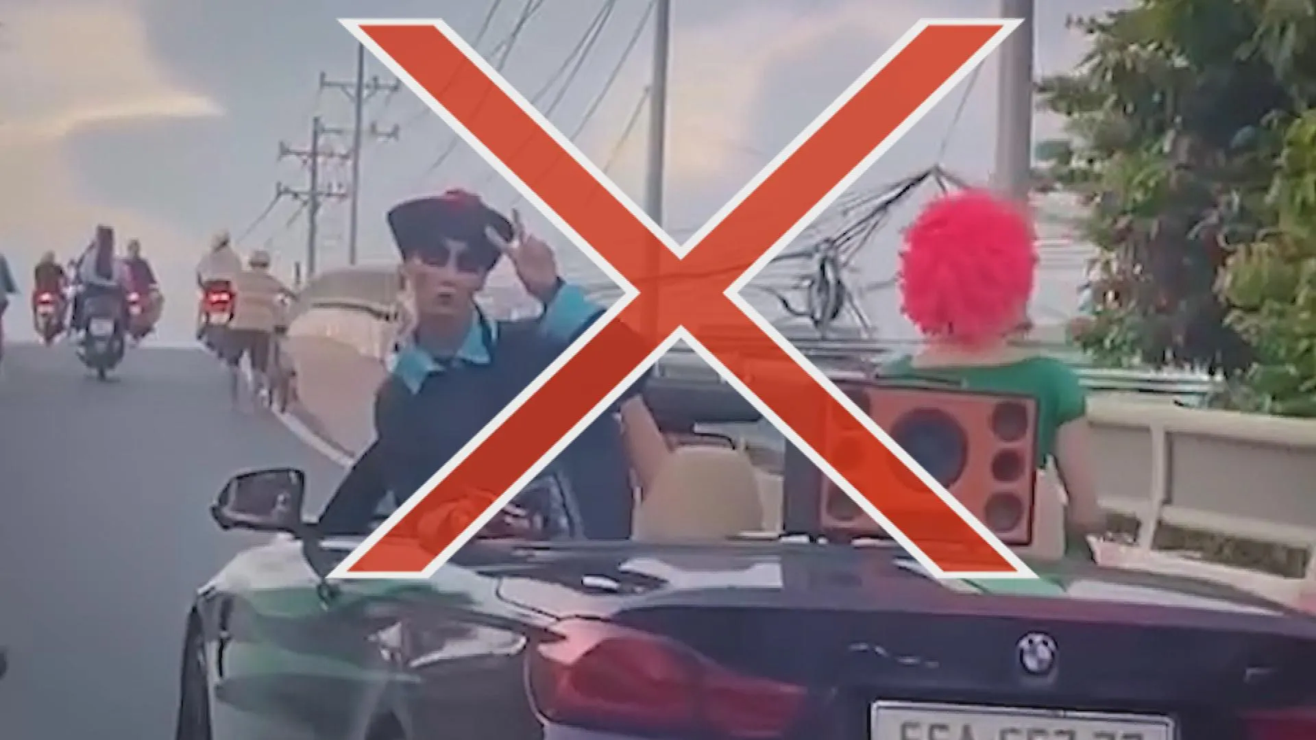 Hình ảnh cắt từ clip cho thấy nhóm thanh niên hóa trang thành "cương thi" ngồi trên ô tô mui trần, lưu thông gây mất trật tự an toàn giao thông
