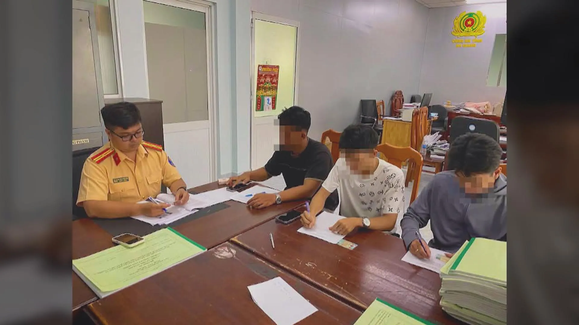 Hình ảnh cắt từ clip cho thấy nhóm thanh niên hóa trang thành "cương thi" ngồi trên ô tô mui trần, lưu thông gây mất trật tự an toàn giao thông
