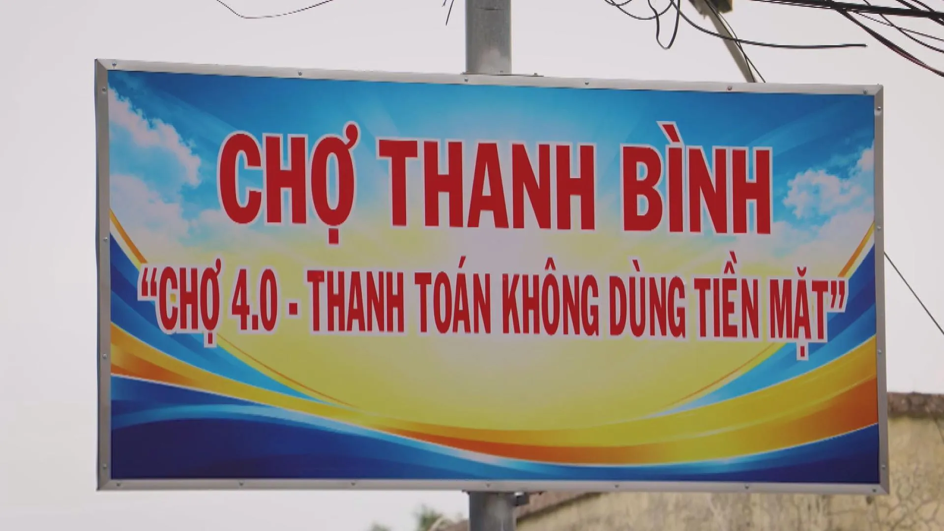 Tiểu thương và người dân tại chợ truyền thống dần quen với việc thanh toán tiện lợi qua mã QR