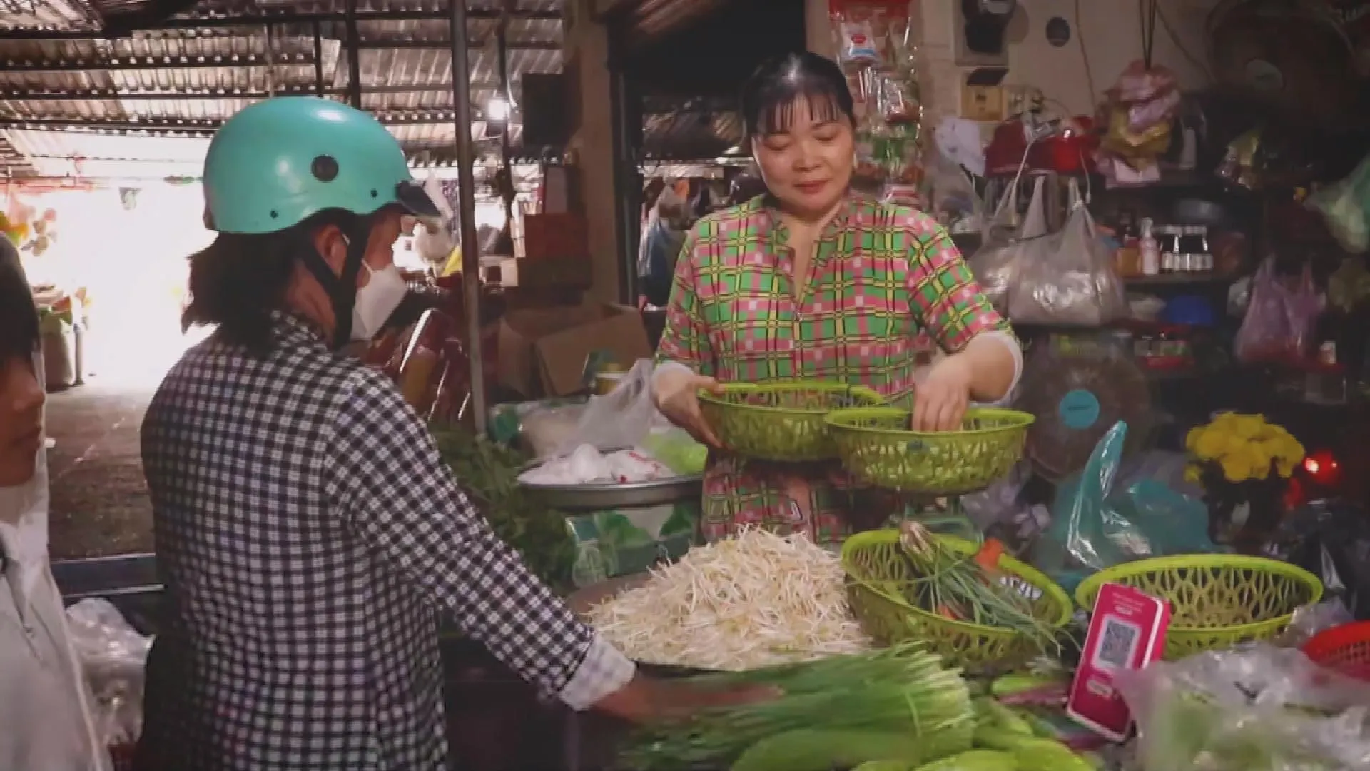 Tiểu thương và người dân tại chợ truyền thống dần quen với việc thanh toán tiện lợi qua mã QR
