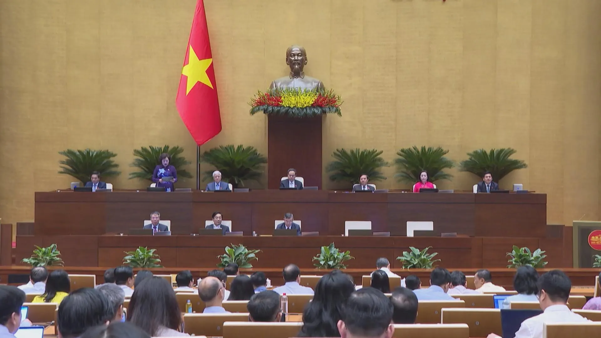 Toàn cảnh phiên họp Quốc hội thảo luận về phát triển kinh tế - xã hội