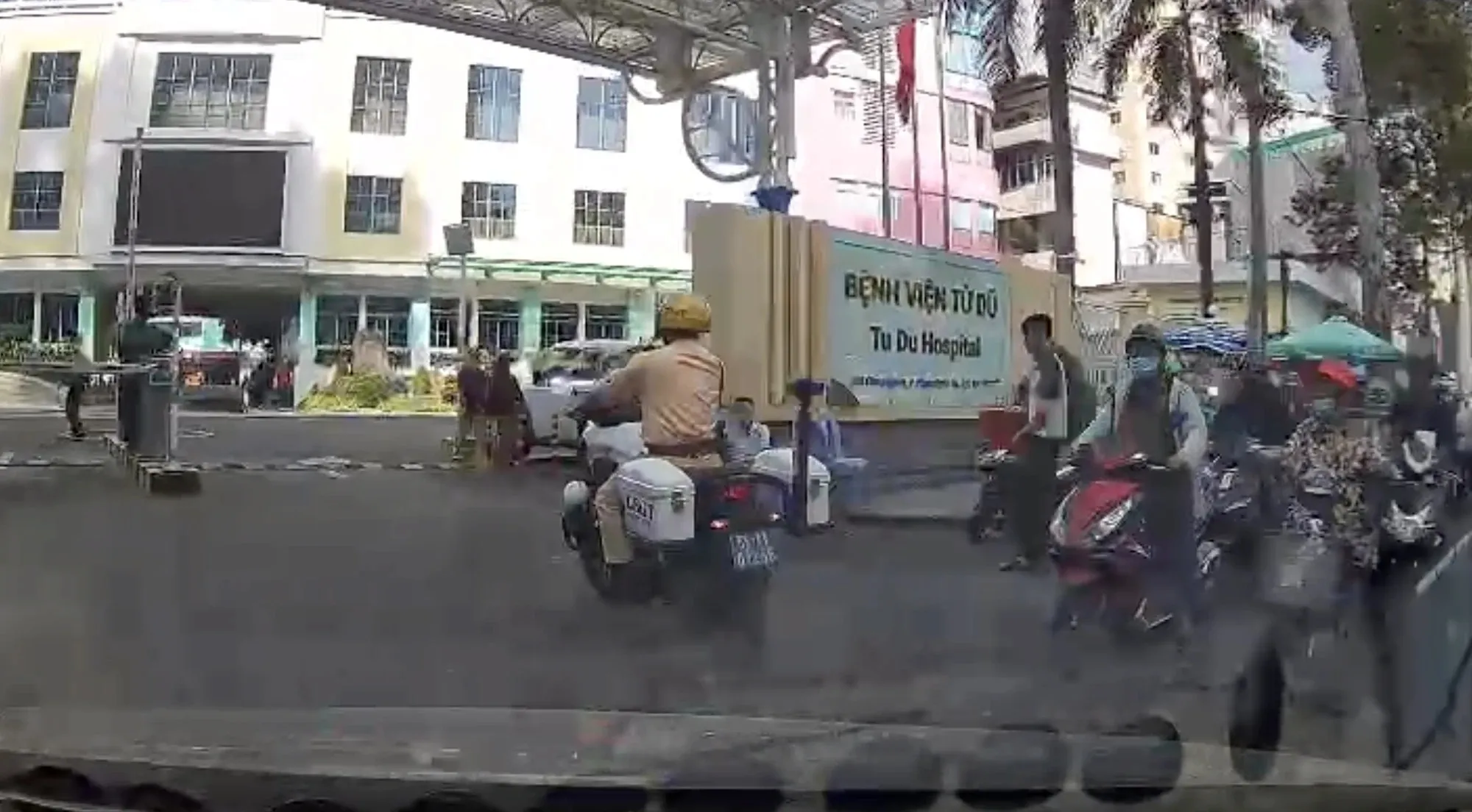 CSGT mở đường đưa sản phụ đi sinh, bé gái chào đời ngay trên đường đi - Ảnh: Cắt từ Clip