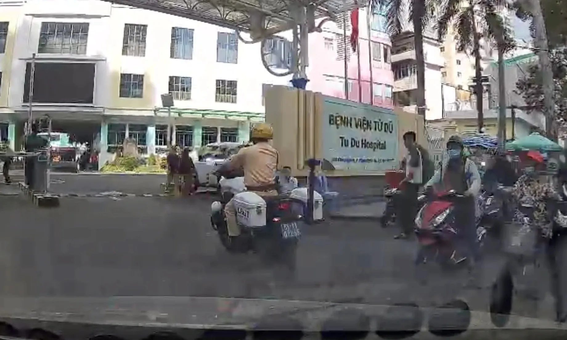 Sản phụ sinh con ngay trên ô tô giữa đường, CSGT TP. Hồ Chí Minh kịp thời mở lối dẫn về Bệnh viện