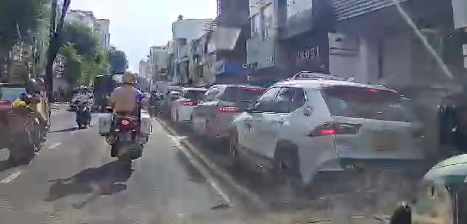 Xe xếp hàng trên đường Võ Văn Tần, CSGT đã yêu cầu các phương tiện ở làn ngược chiều nhường đường - Ảnh: Cắt từ Clip