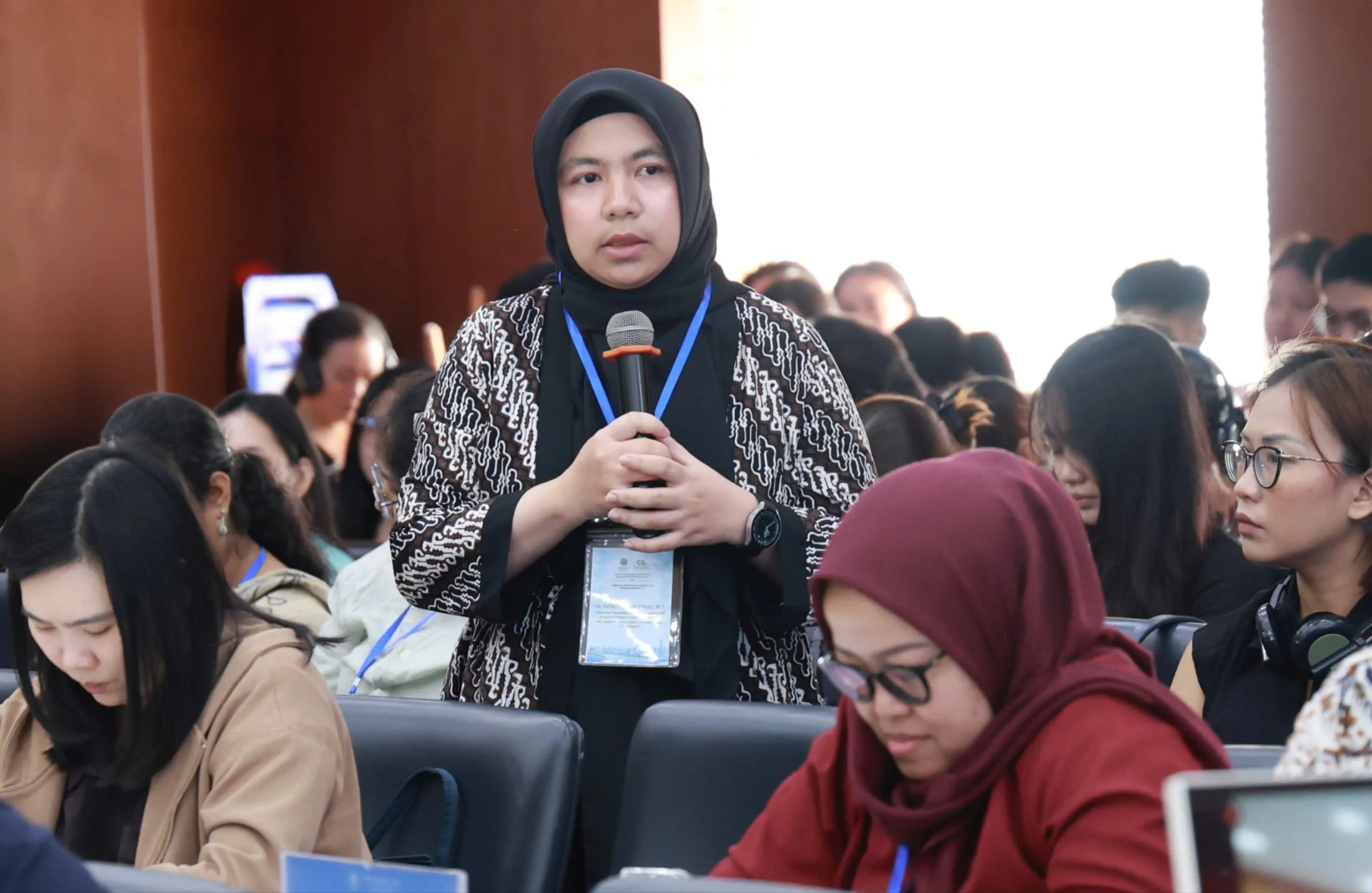 Đại biểu đến từ Indonesia trao đổi kinh nghiệm về biến đổi khí hậu - Ảnh Bá Nam