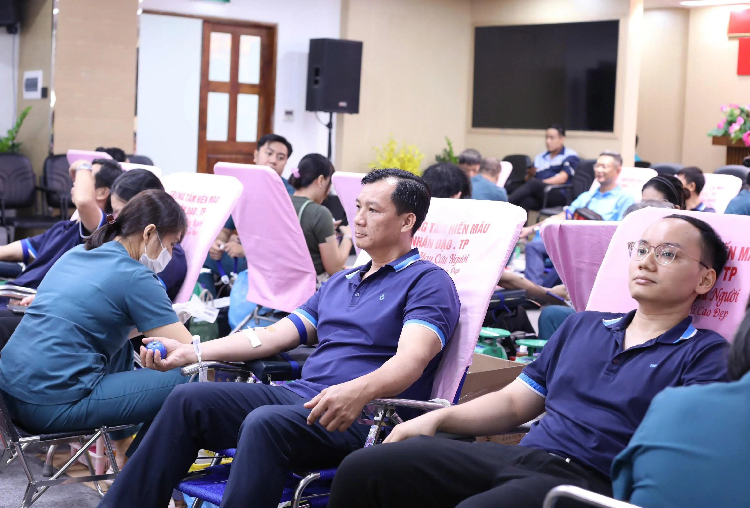 Đông đảo người lao động SAWACO tham gia hiến máu - Ảnh Bá Nam