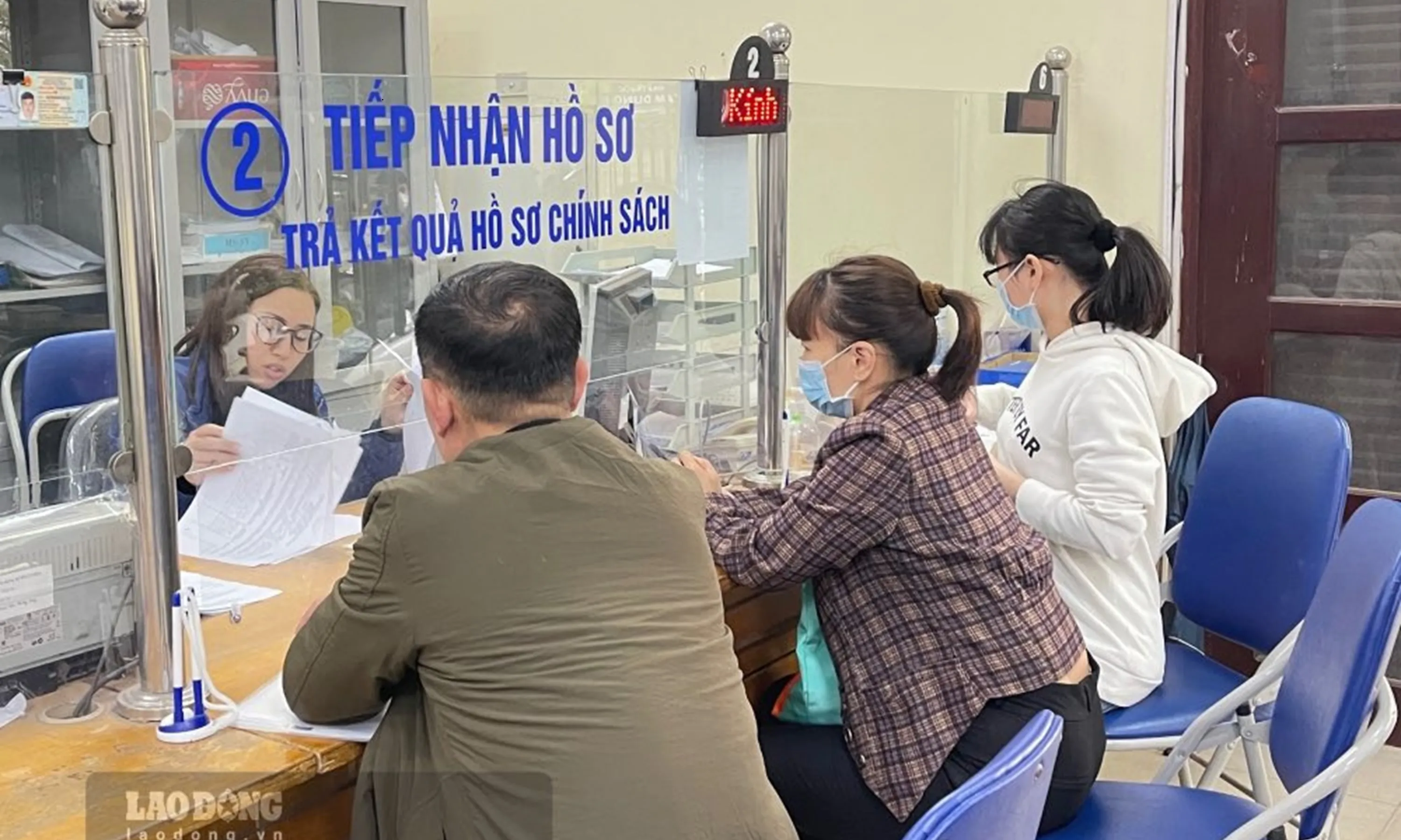 Cán bộ BHXH Việt Nam tư vấn cho người lao động về thủ tục nhận lương hưu - Ảnh: Khánh An