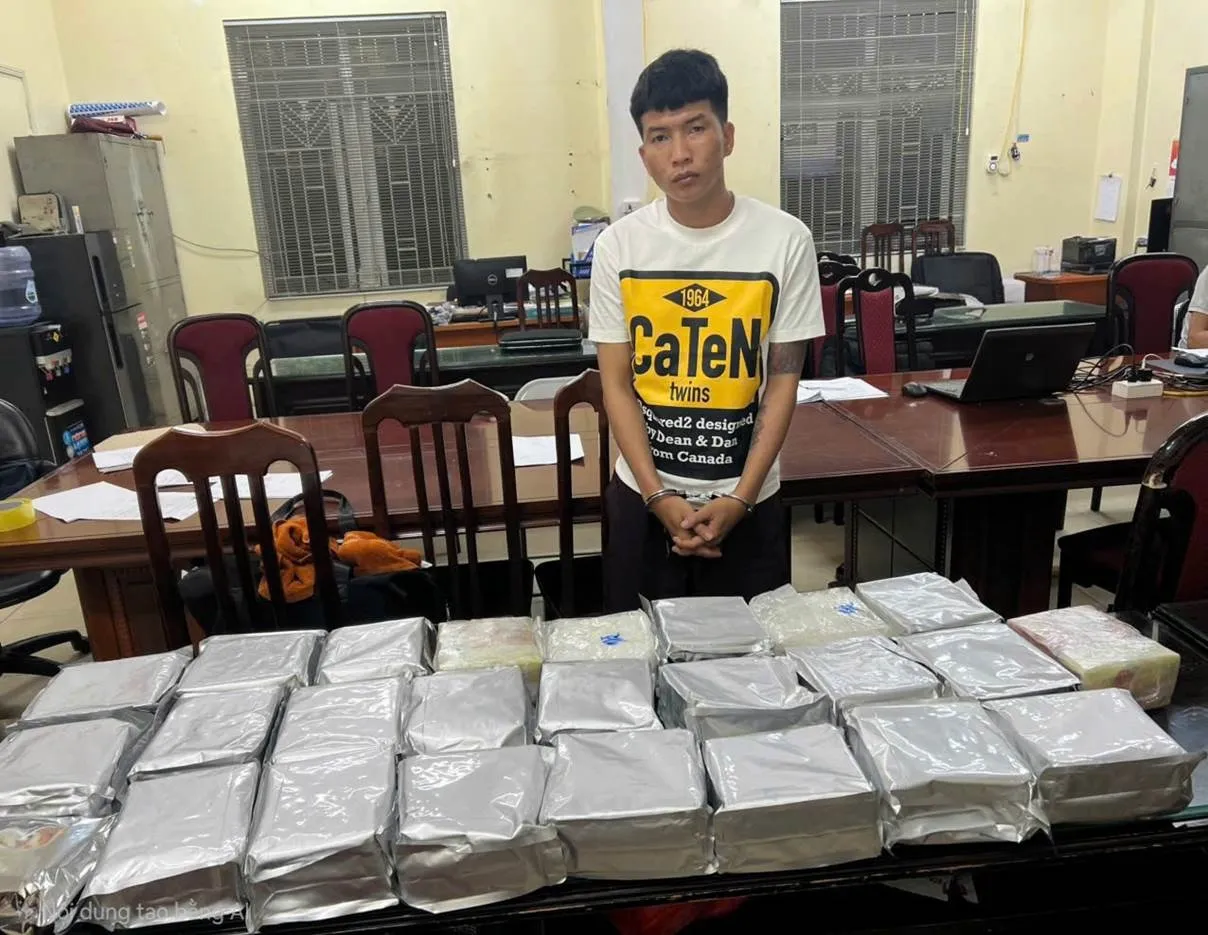 Đối tượng Phạm Tuấn Cường cùng tang vật 25kg ma túy tại cơ quan công an - Ảnh: Công an TP. Hà Nội