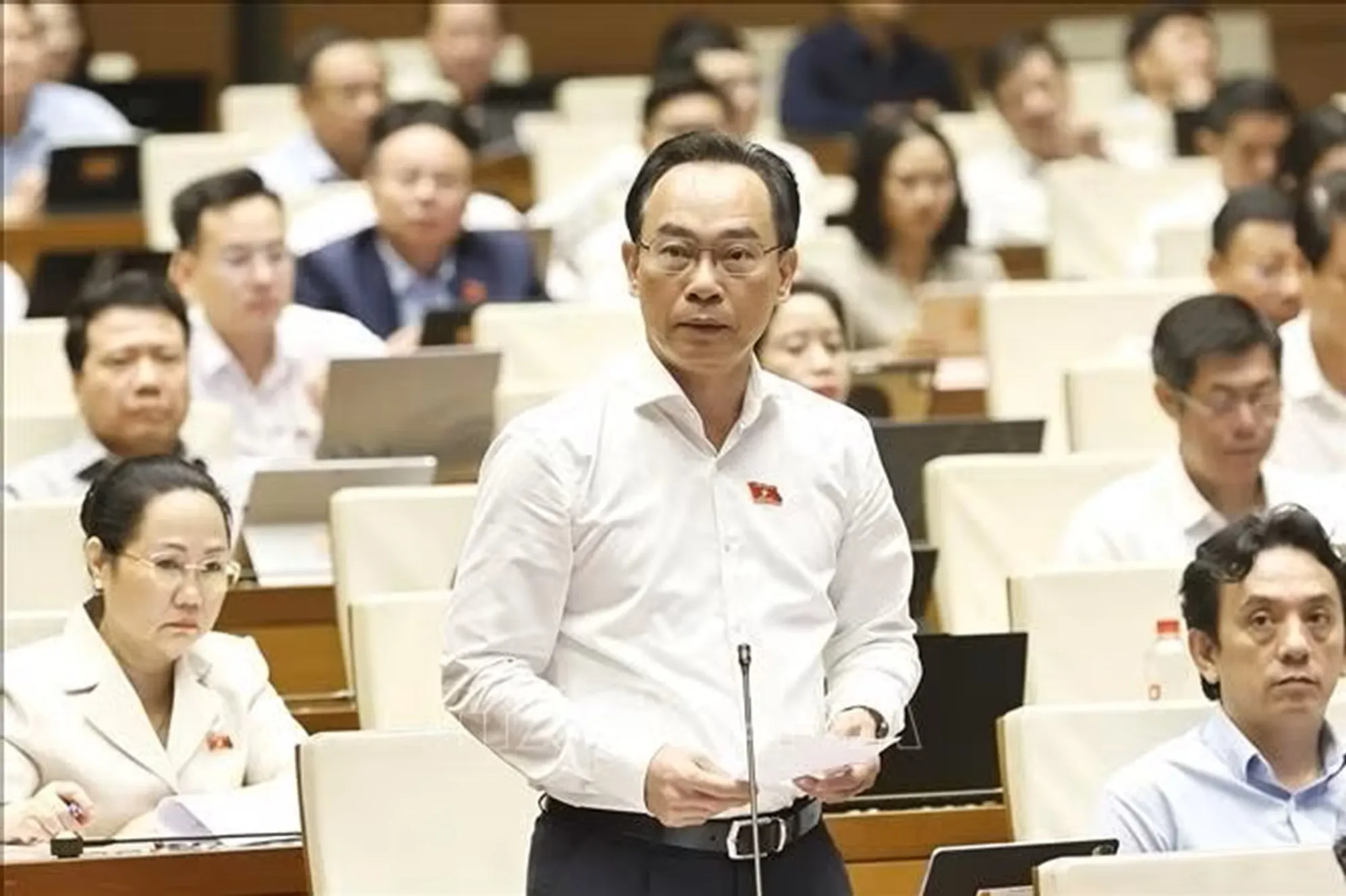 Bộ trưởng Bộ Giáo dục và Đào tạo Hoàng Minh Sơn phát biểu giải trình, làm rõ một số vấn đề đại biểu Quốc hội nêu. Ảnh: Doãn Tấn/TTXVN