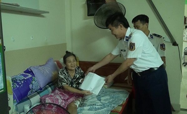Cảnh sát biển thăm, tặng quà chiến sĩ có hoàn cảnh khó khăn