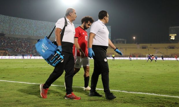Salah dính chấn thương trong trận lập siêu phẩm từ quả phạt góc