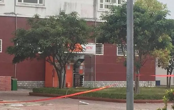 Đã tháo gỡ thành công 10 thỏi nghi thuốc nổ trong cây ATM