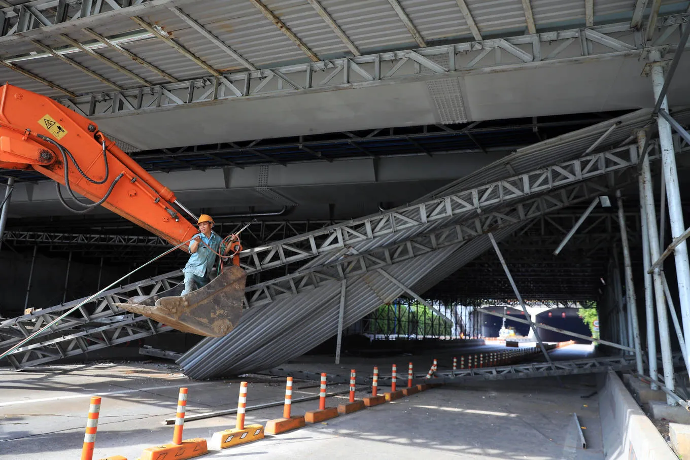 Tài xế tông sập dàn giáo hầm Thủ Thiêm có thể bị xử phạt ra sao?