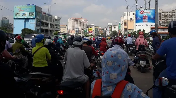 Tai nạn làm sập giàn giáo thi công hầm Thủ Thiêm, giao thông kẹt cứng