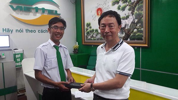 111 du khách nước ngoài nhận lại tài sản để rơi trên taxi