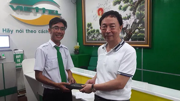 111 du khách nước ngoài nhận lại tài sản để rơi trên taxi