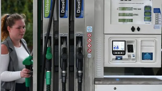 Anh sẽ cấm xe chạy xăng và diesel từ năm 2032