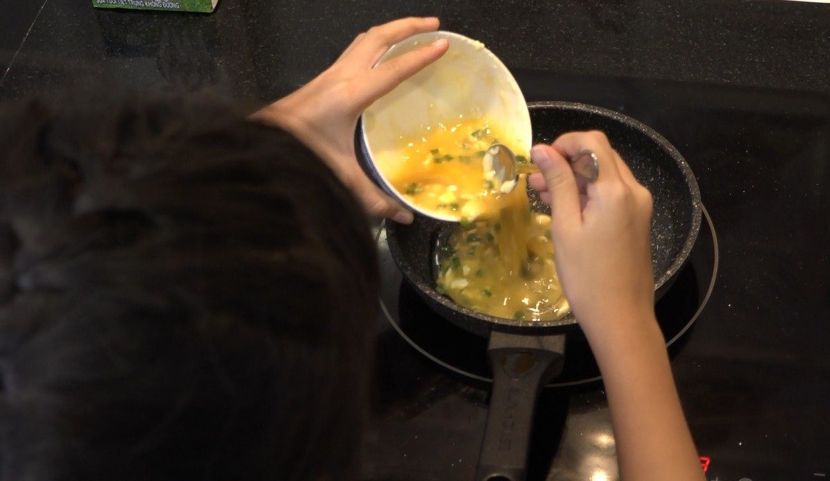 Cùng con vào bếp (Số 10): Món trứng chiên phô mai – bé thích mê