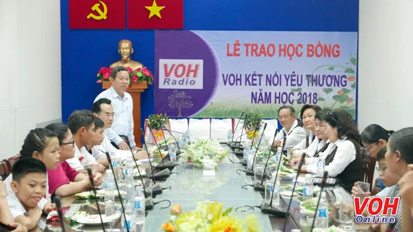 VOH kết nối yêu thương trao 14 phần học bổng cho học sinh nghèo hiếu học