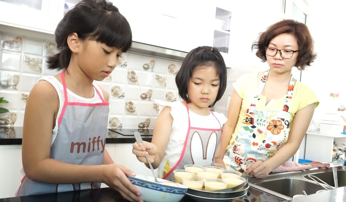 Cùng con vào bếp (Số 11): Cách làm bánh flan