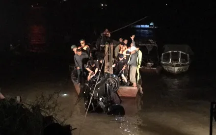 Vụ ô tô lao xuống sông Hồng: Đã vớt được 2 thi thể
