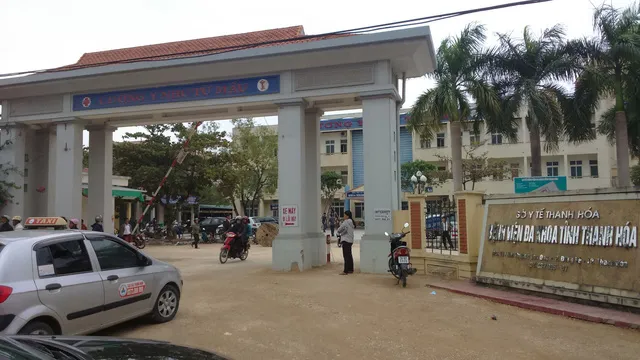 Về đón con sau khi tòa xử ly hôn, vợ bị chồng đổ xăng đốt