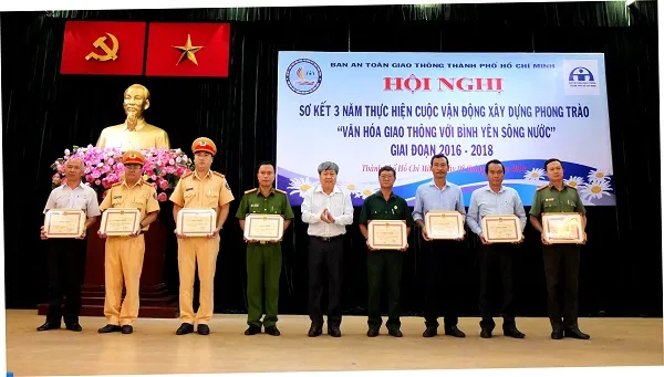 TPHCM sơ kết 3 năm thực hiện Văn hóa giao thông với bình yên sông nước