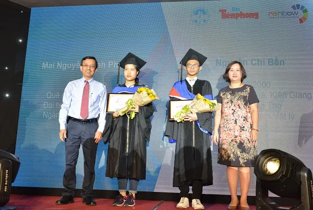 Chỉ còn một tay – vẫn viết tiếp ước mơ trở thành thầy giáo