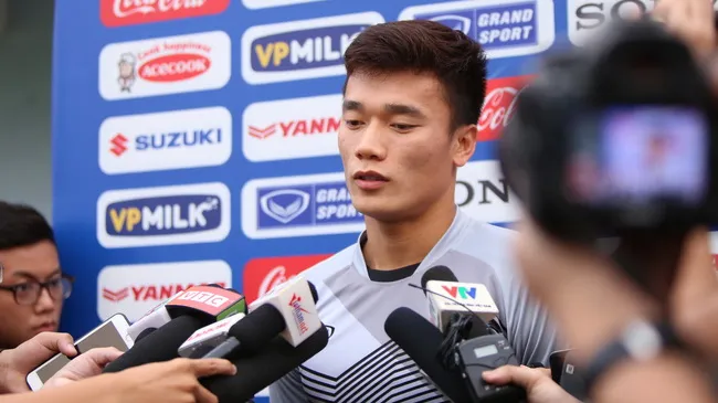 Sợ lộ chiến thuật, thủ môn Bùi Tiến Dũng từ chối trả lời phóng viên