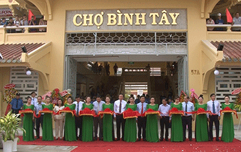 Niềm vui của tiểu thương chợ Bình Tây trong ngày khánh thành sau 2 năm sửa chữa