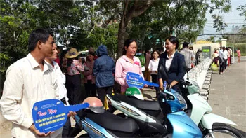Trao tặng công cụ sản xuất cho hội viên, nông dân nghèo
