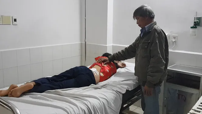 Vụ cô gái trúng đạn cao su trên đường: Cảnh sát giao thông nói súng “cướp cò”