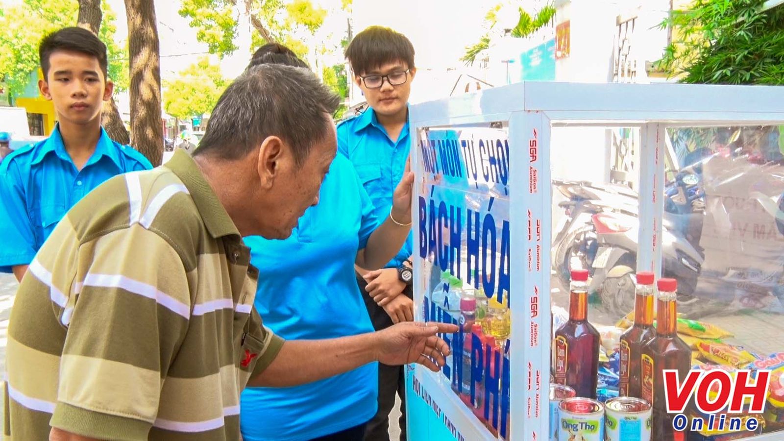 Quầy bách hóa miễn phí dành cho người nghèo: Tấm lòng của thanh niên TPHCM