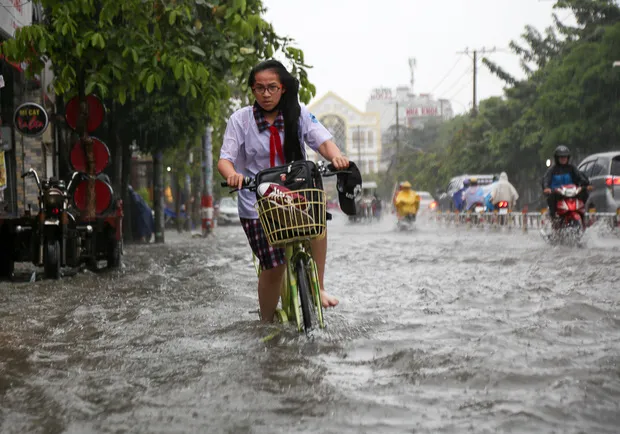 Học sinh TPHCM có thể được nghỉ học vào ngày mai (24/11) vì bão số 9